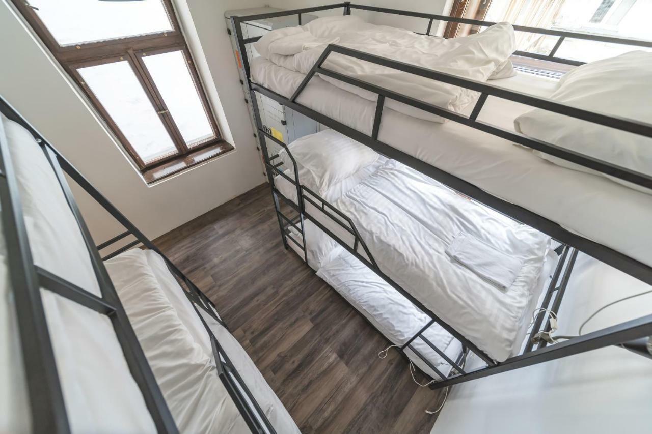 Hostel Orange Prag Exteriör bild
